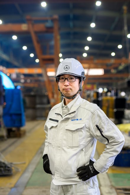 須坂工場で直立する青木鐵工所品質管理職の社員