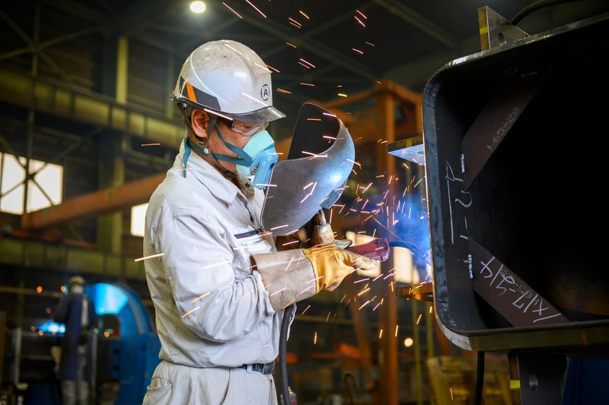 須坂工場で溶接をする青木鐵工所の製造職社員