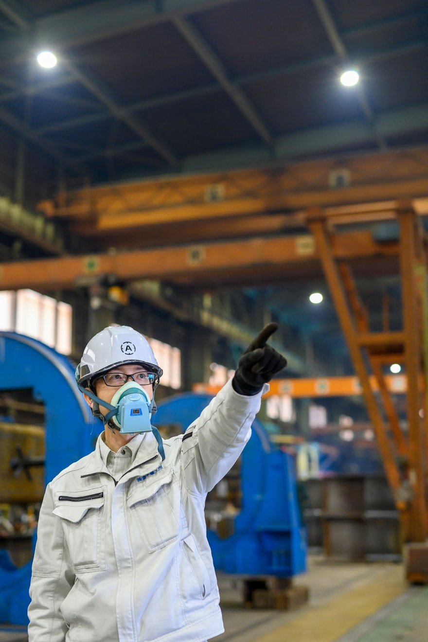 須坂工場で指差し確認をする青木鐵工所品質管理職の社員