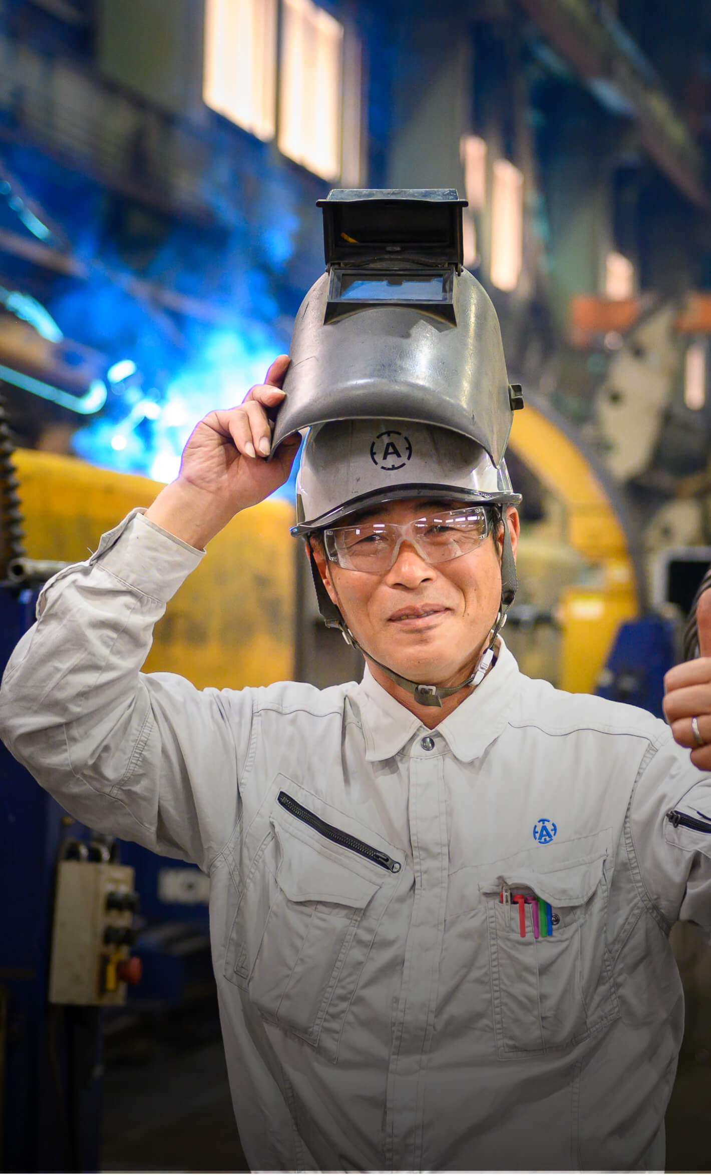 須坂工場で製造する青木鐵工所社員のグーポーズ